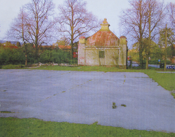 1999: Lekeplassen før ny asfalt og trafoen før rehabilitering