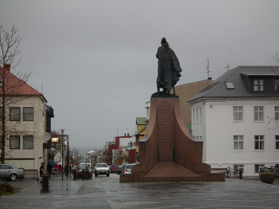 Statuen av Hallgrim foran Kirken i Reykjavik
Foto Kåre Hansen