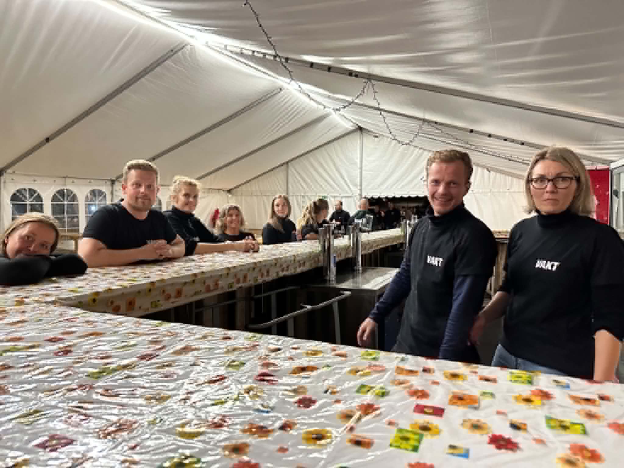 Folk samla til Rekefesten