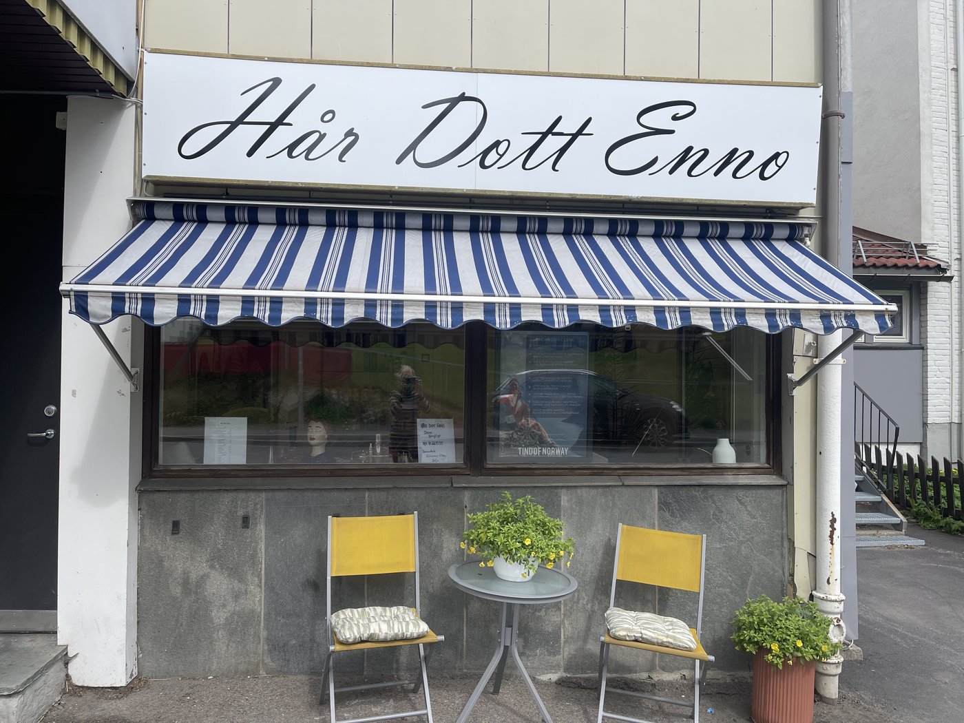Fasaden til frisørsalongen Hår Dott Enno på Lambertseter i Oslo