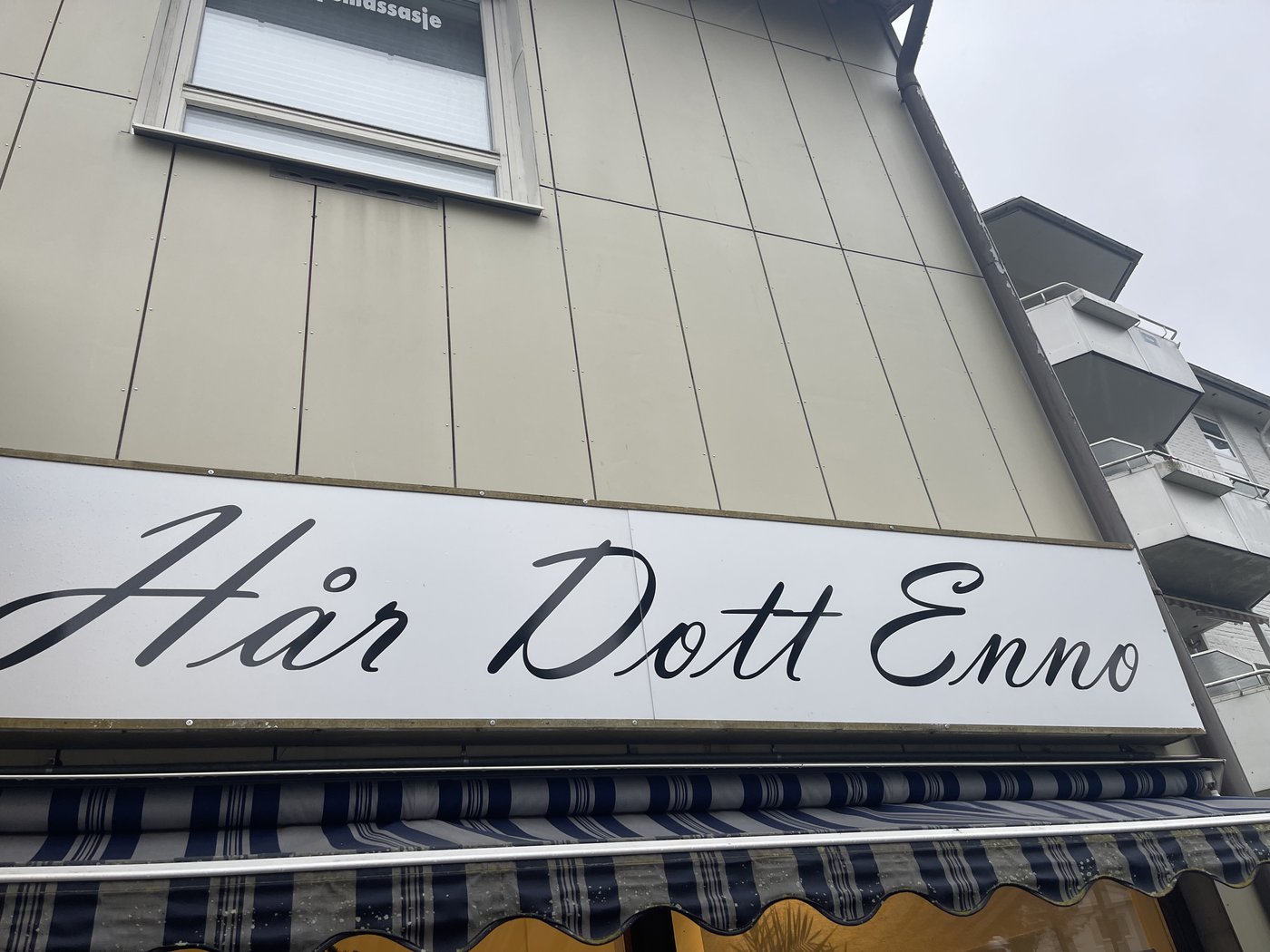 Skiltet til Hår Dott Enno over salongvinduet