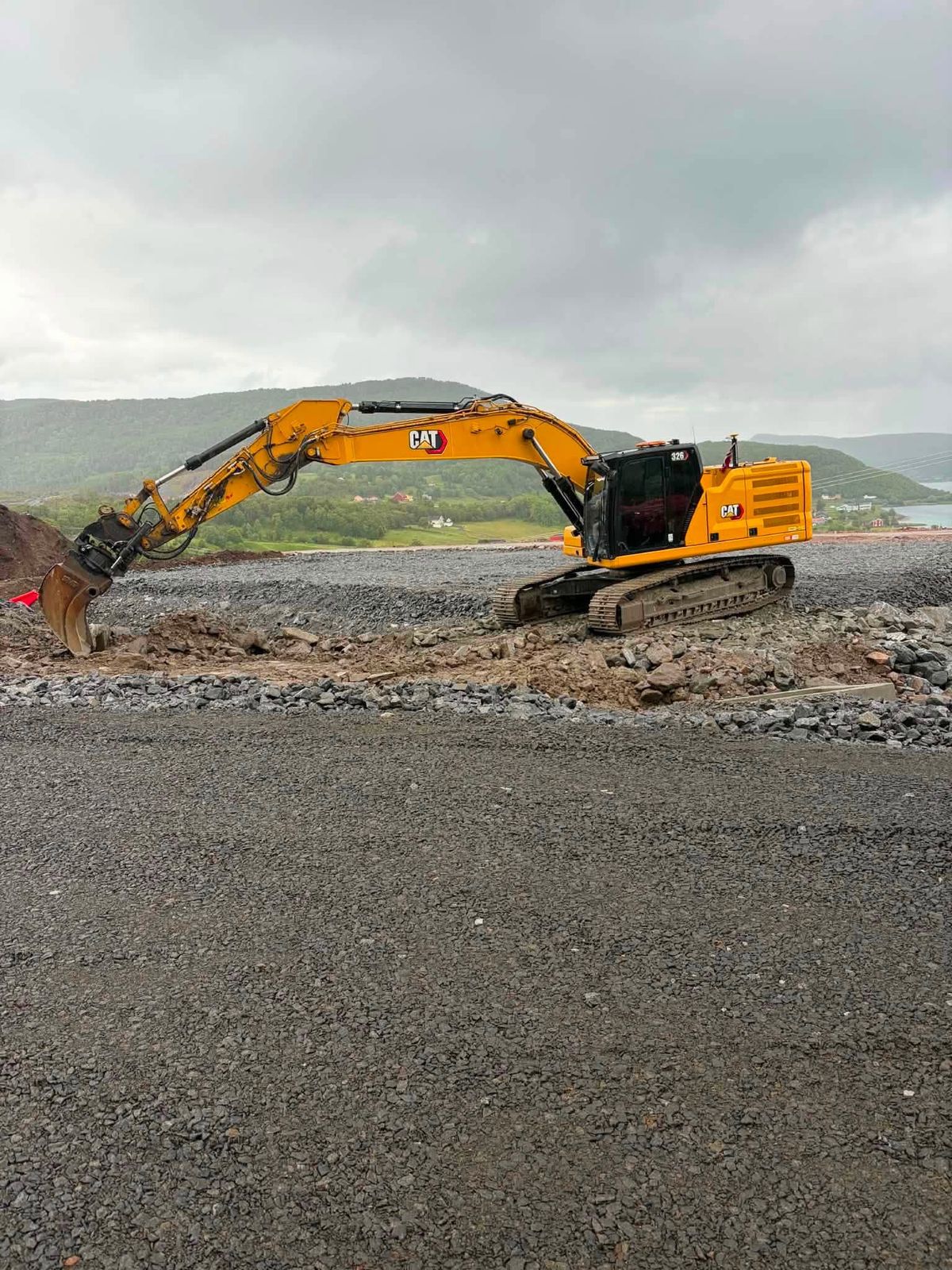 Gravemaskin Cat 326 fra LW Entreprenør i arbeid ved fjorden