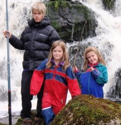 Morgan, Sara og Marie – medhjelparar på Myrmel Bruk