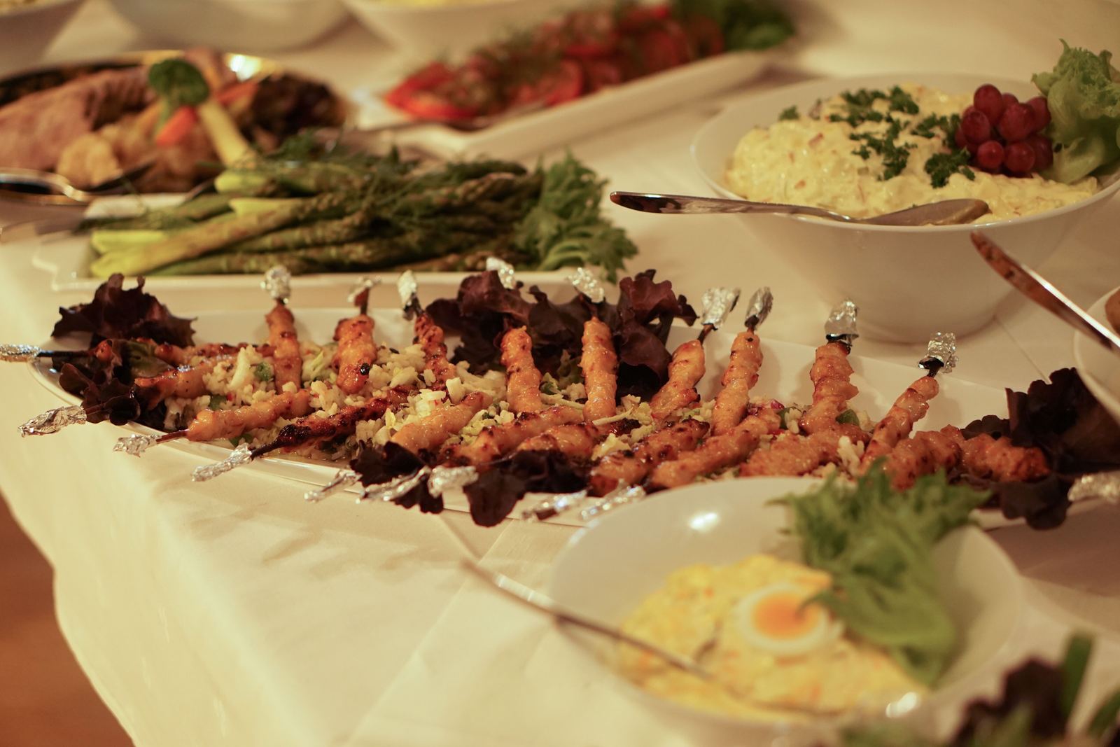 Koldtbord med grillspyd, asparges og salater