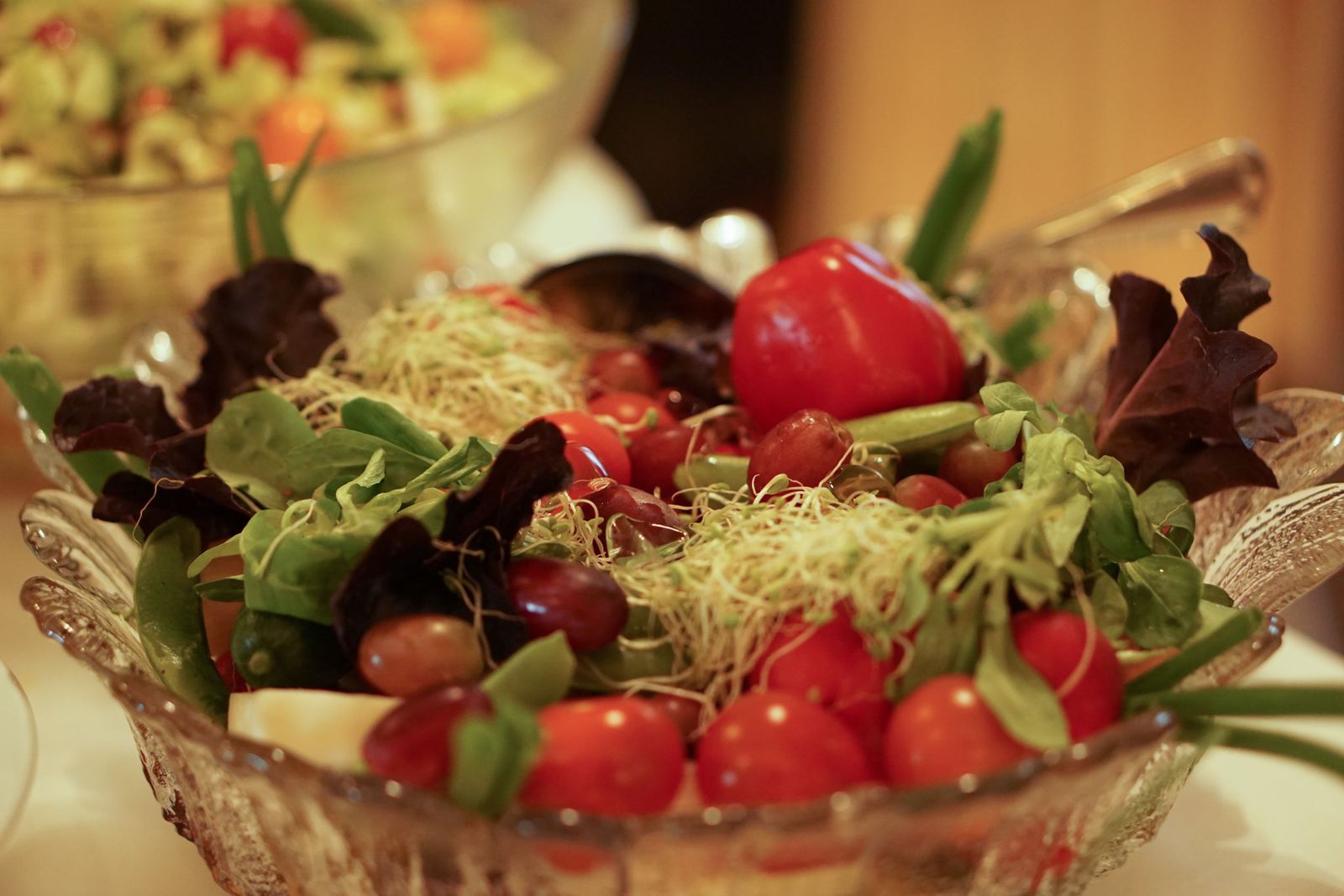 Frisk salat med tomater i glassbolle