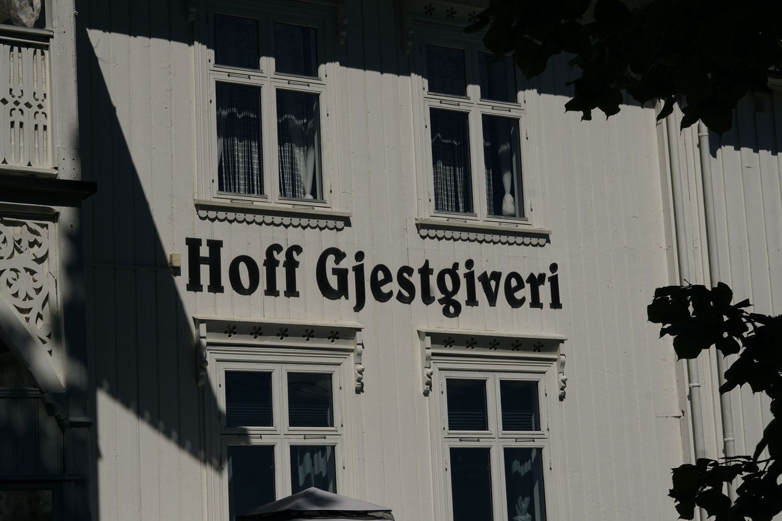 Fasadeskilt med navnet Hoff Gjestgiveri