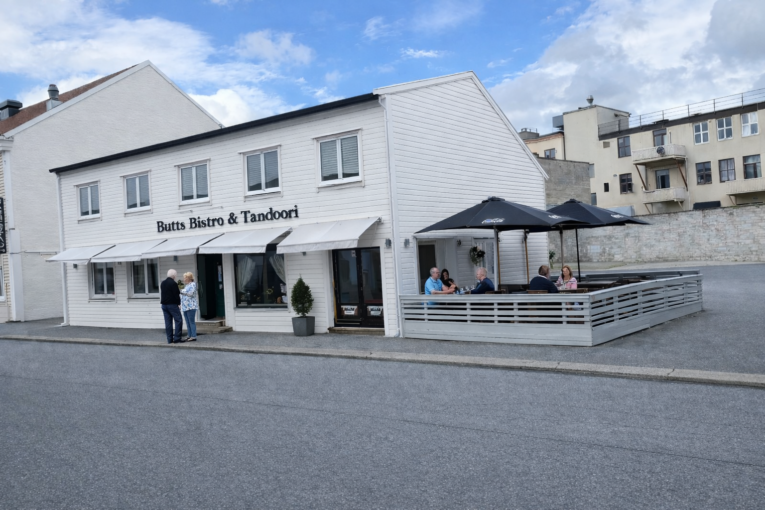 Butts Bistro & Tandoori i Halden – fasade med uteservering