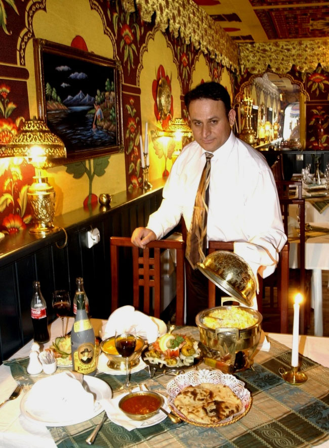 Servitør ved bordet hos Butts Bistro & Tandoori, Halden