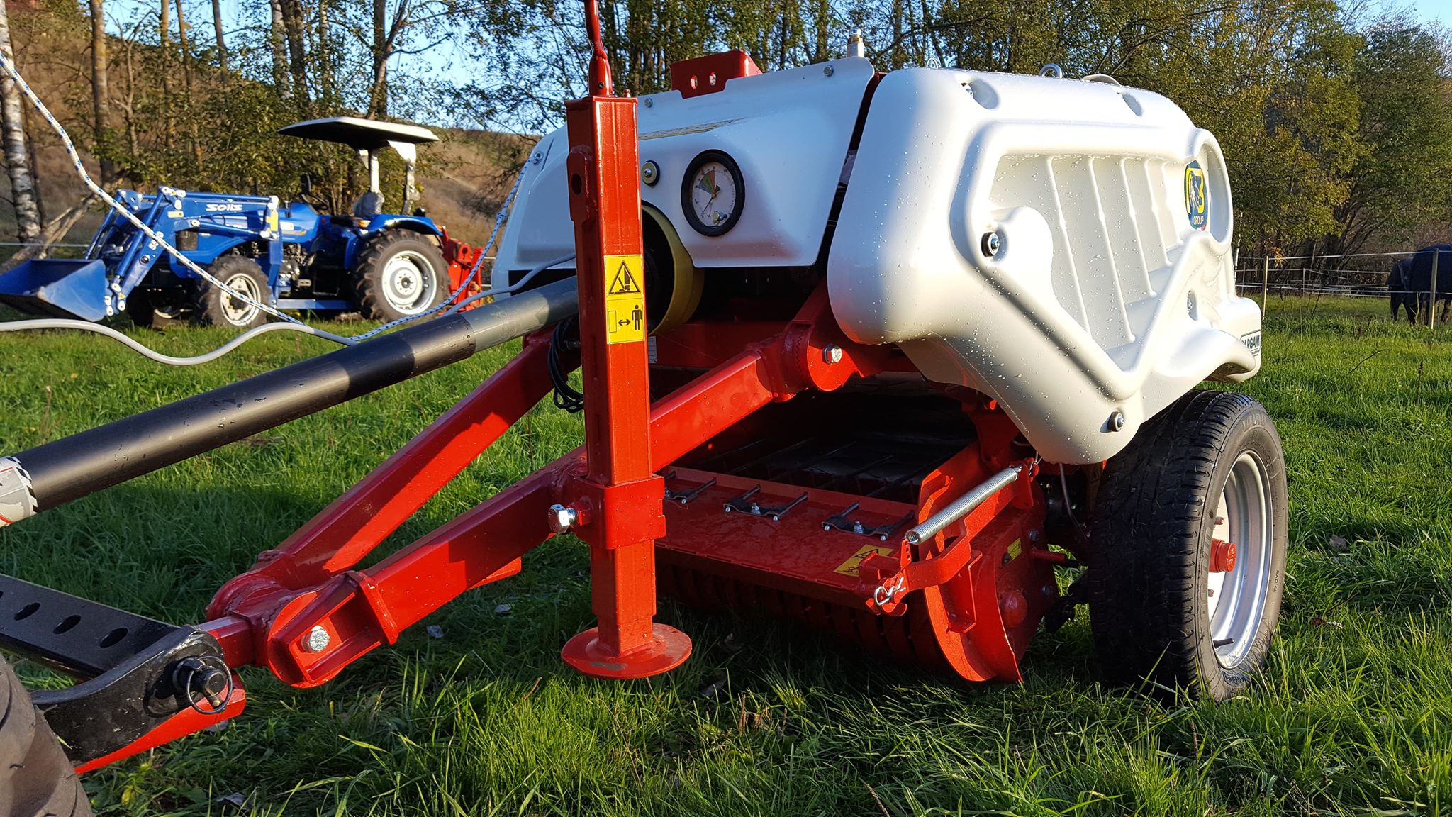 Solis traktor med Bargam minirundballe presse bak – i bruk på jordet