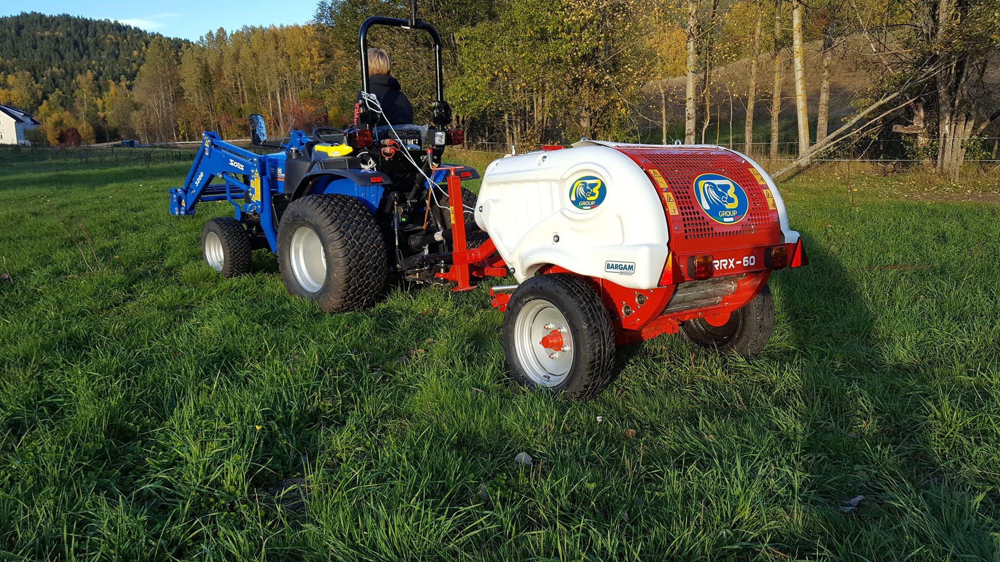 Solis traktor med Bargam RRX-60 minipresse i bruk på jordet