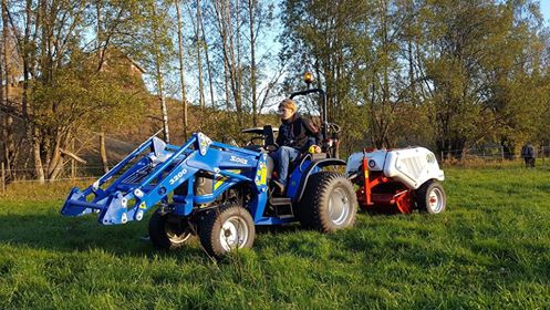 Solis 26 traktor med servo og frontlaster i bruk