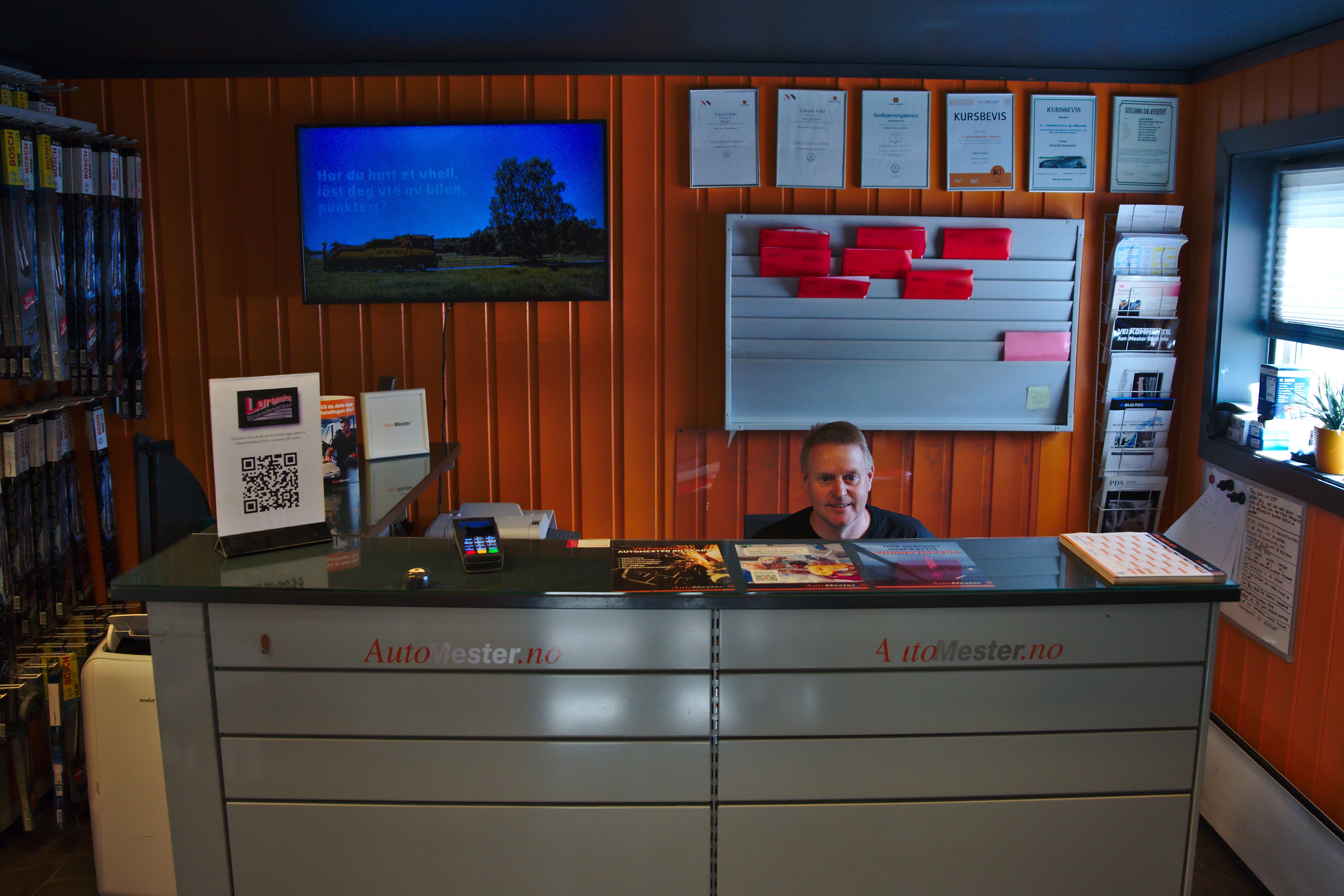 Lørenskog Bilskadesenter AS – verksted og fagfolk i arbeid