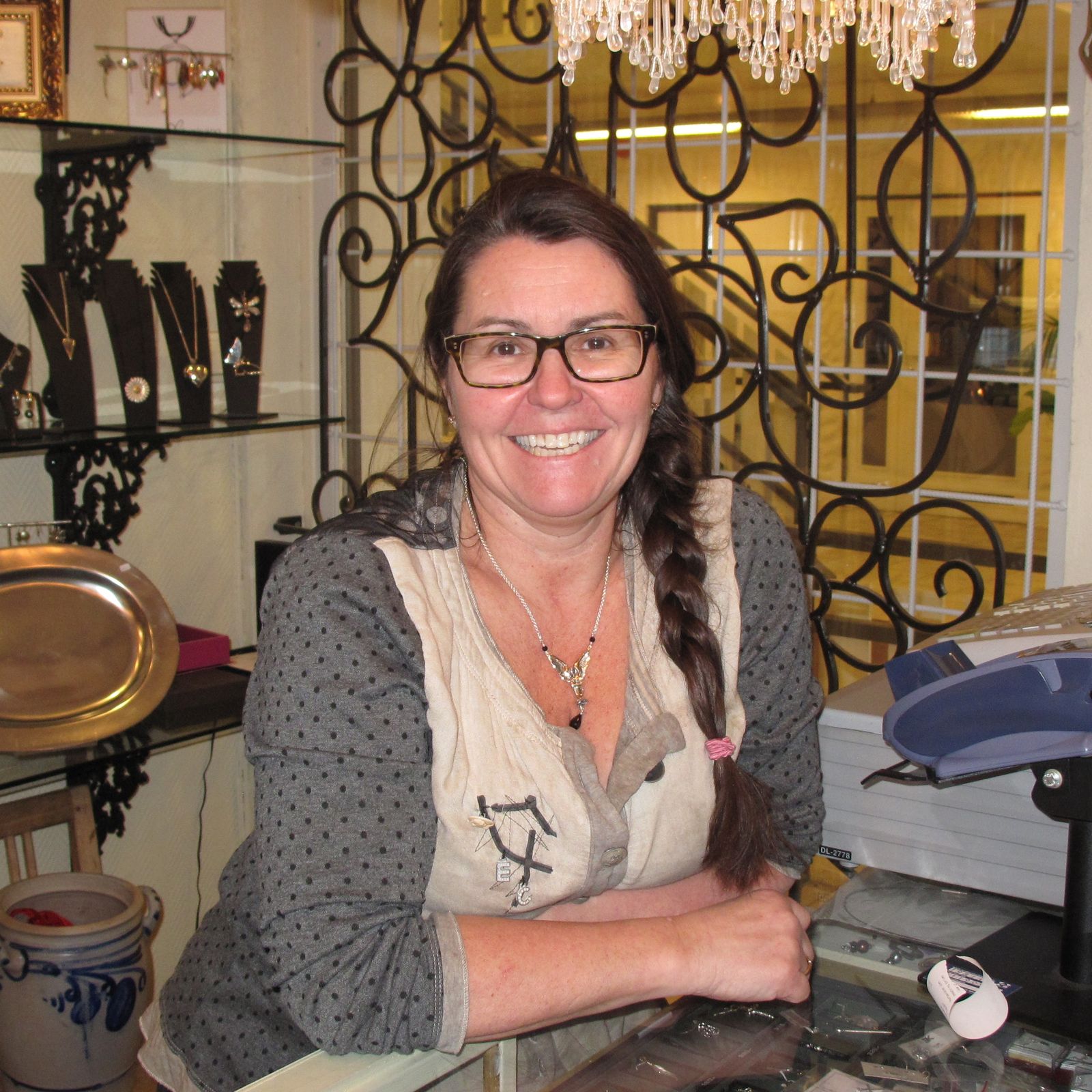 Janne-Mari Negård i butikken på Flisa
