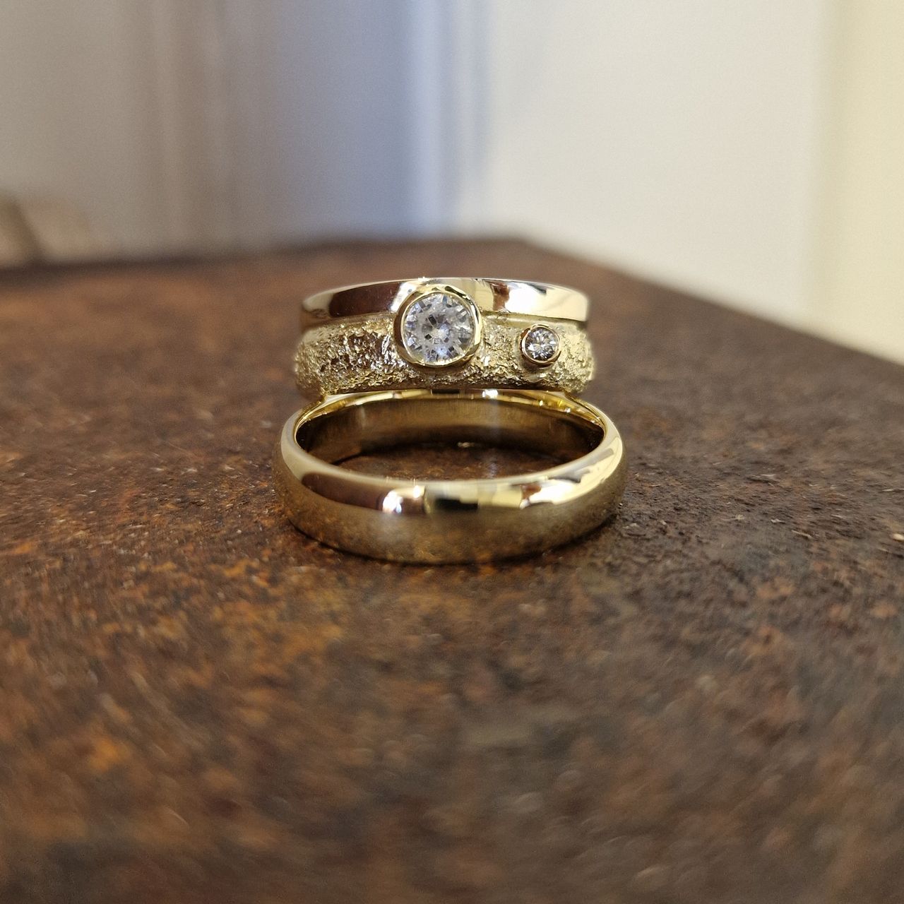 To gullringer med diamanter laget i verkstedet til Gullsmed Janne-Mari