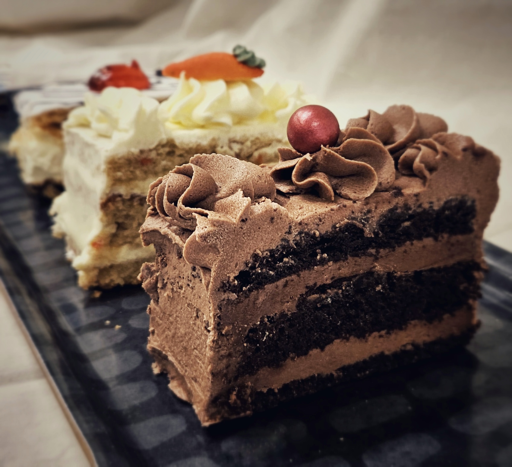 Utvalg av kakestykker — sjokoladekake og gulrotkake