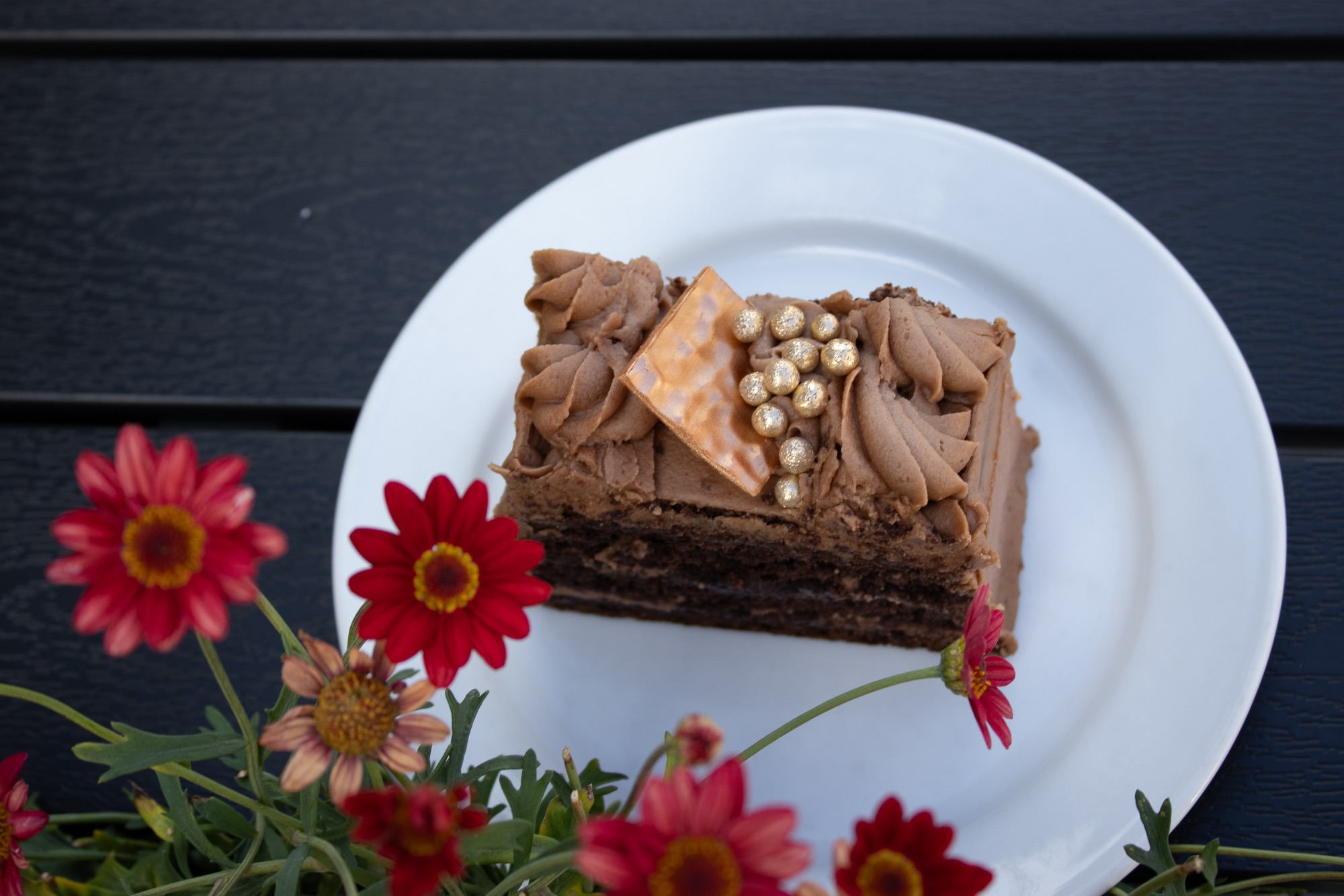 Sjokoladekake med mørk sjokoladekrem og gullpynt