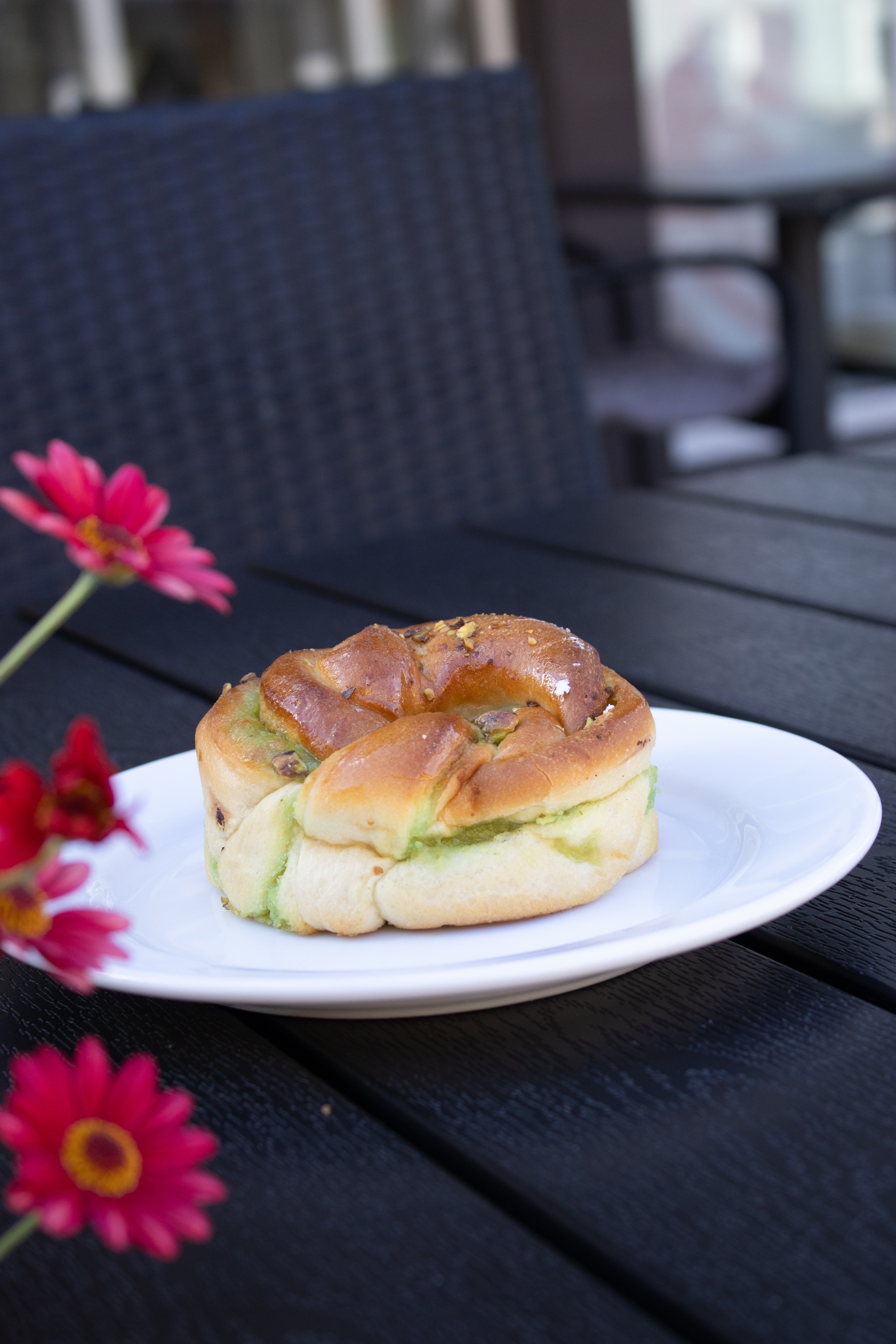 Pistasjbolle på tallerken