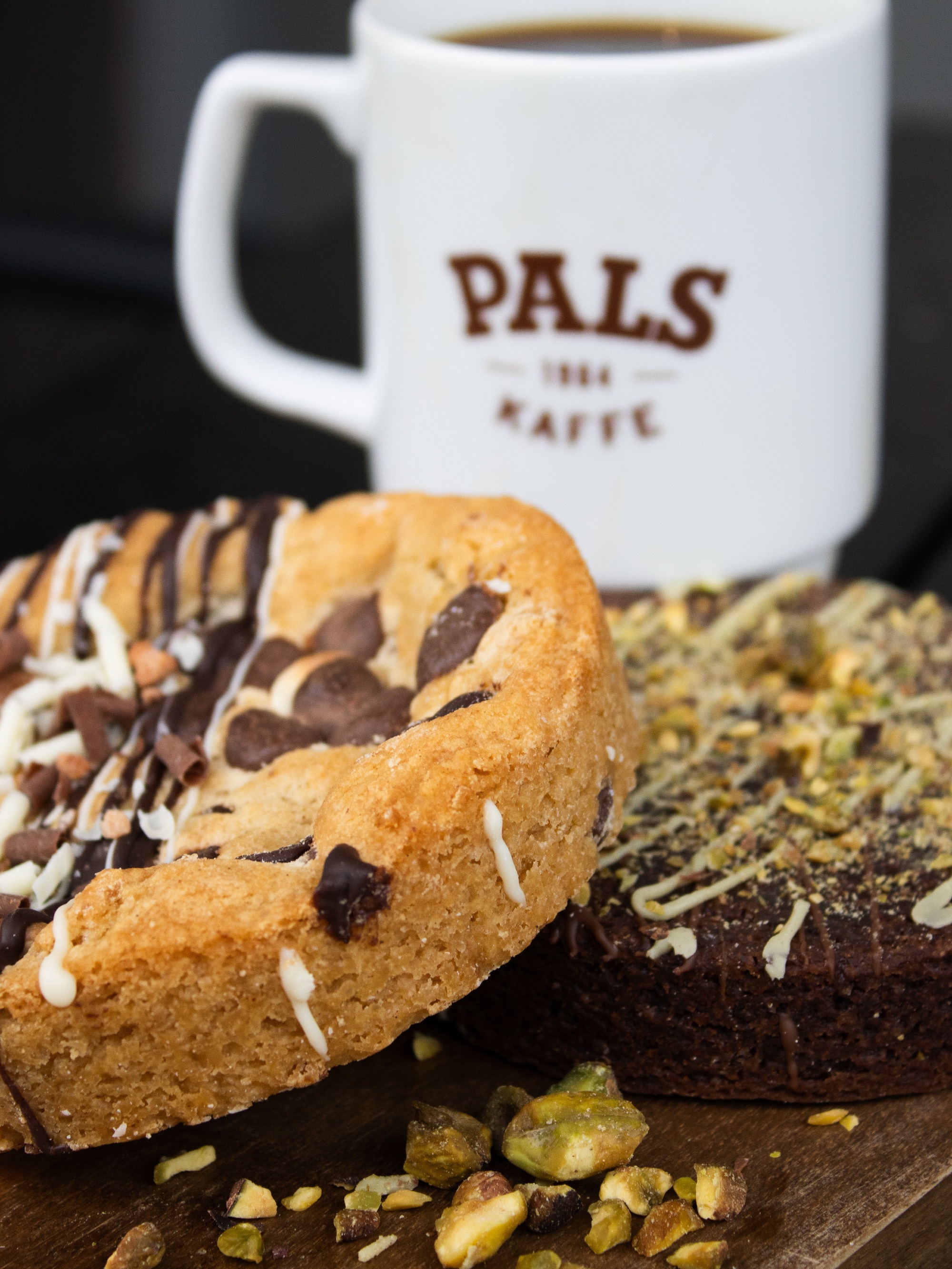 Cookies og brownie fra Granum Bakeri med kaffe