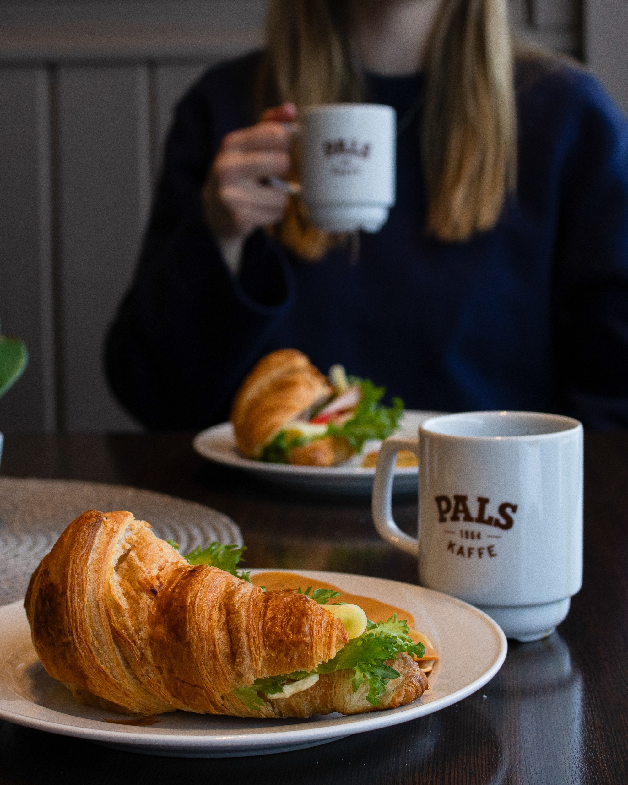 Påsmurt croissant med kaffe fra Granum Bakeri