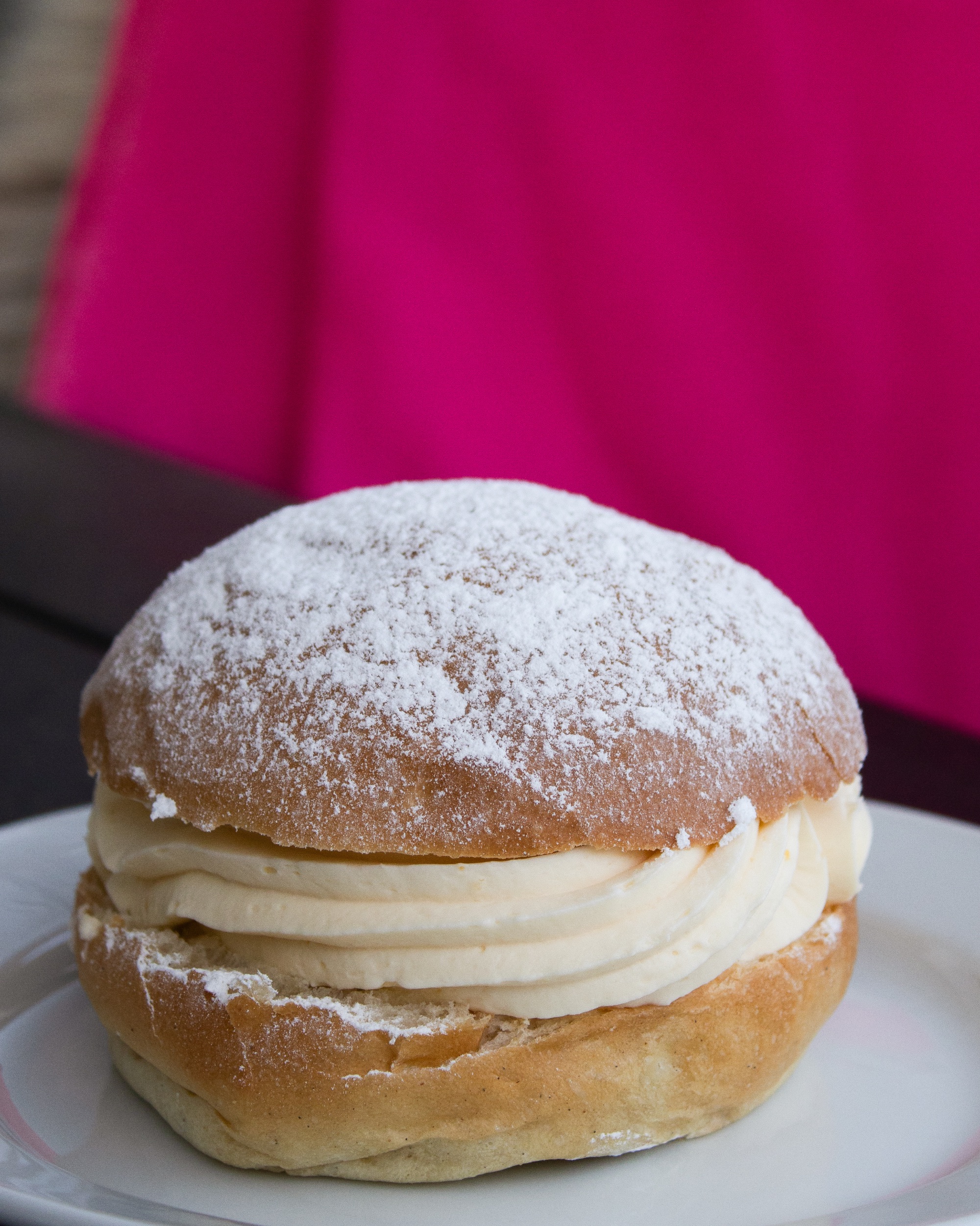 Fastelavnsbolle med krem og melisdryss