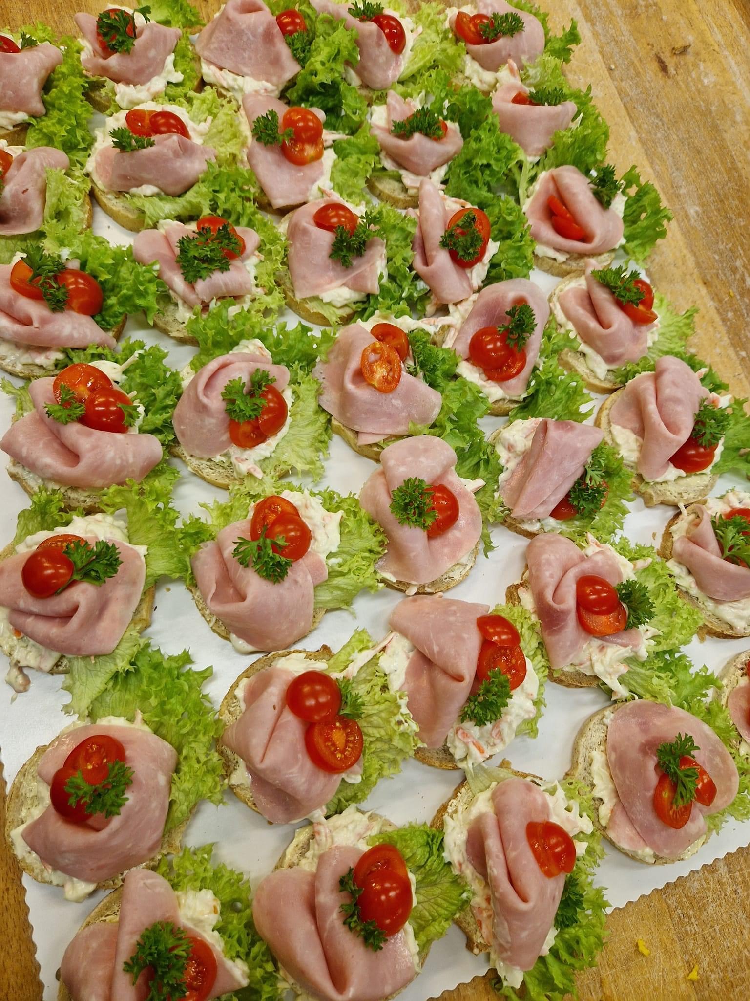 Snitter med skinke, tomat og salat