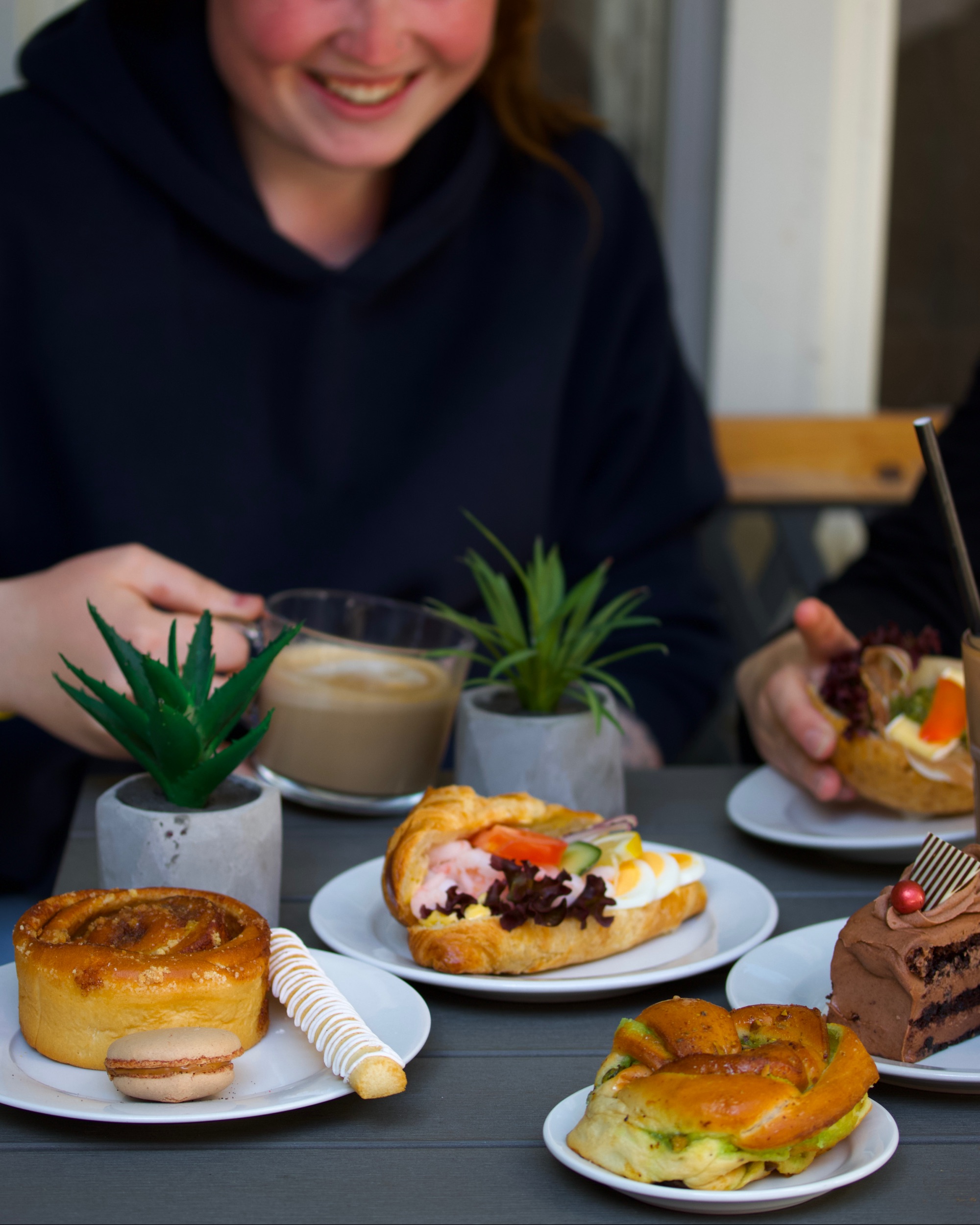 Kaffe og bakverk fra Granum Bakeri — stemning fra kaféen