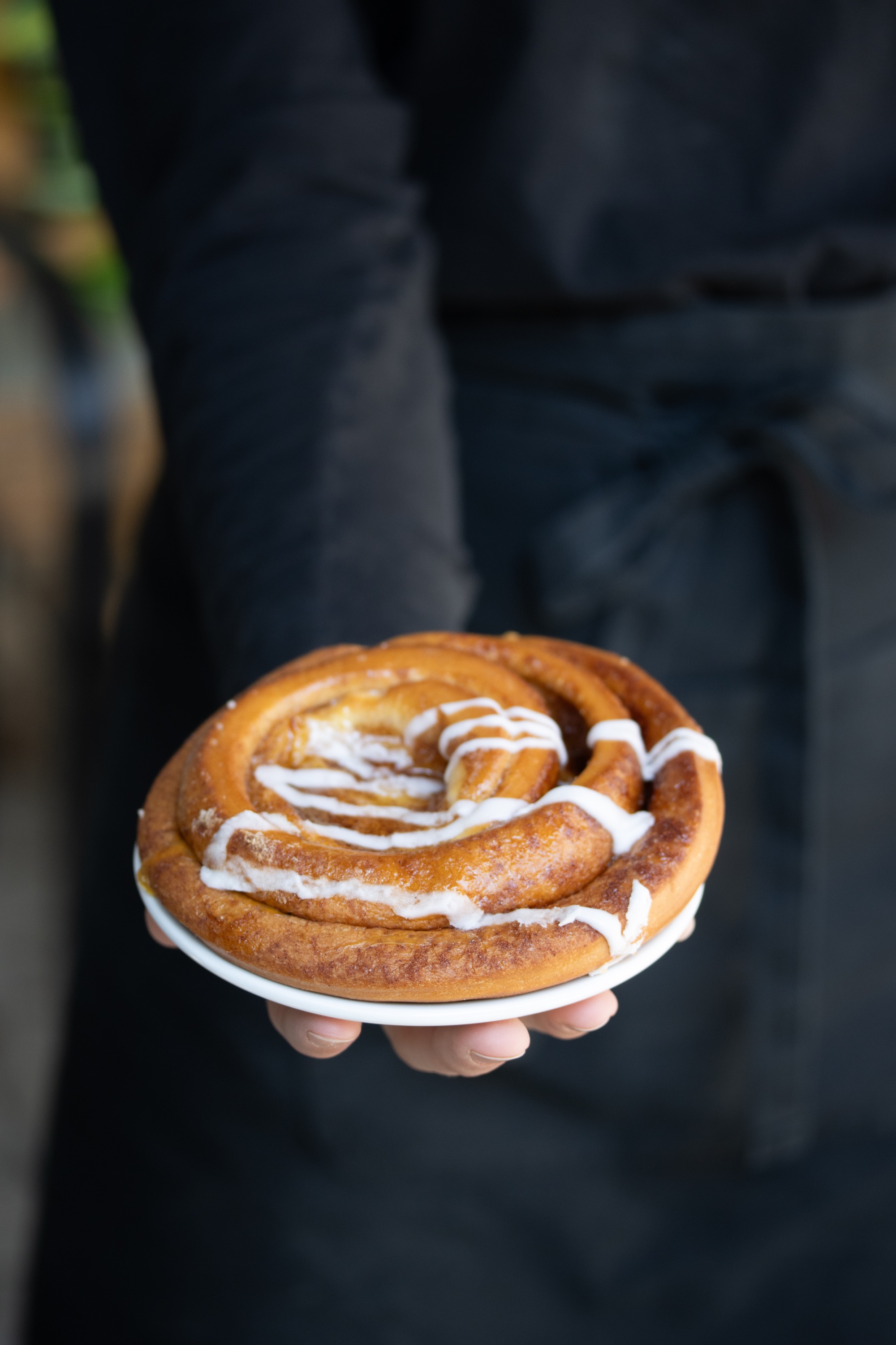Håndbakt kanelbolle med glasur fra Granum Bakeri