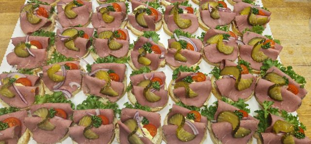 Snitter med roastbiff, sylteagurk og tomat