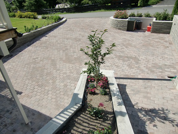 Innkjørsel og terrasse i belegningsstein – Total Bygg og Betong AS