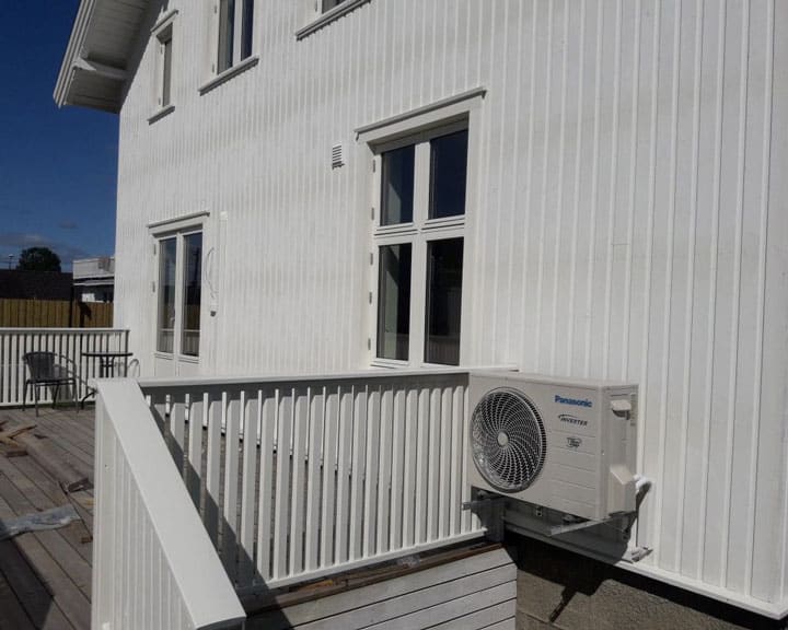 Luft-luft varmepumpe montert i stue