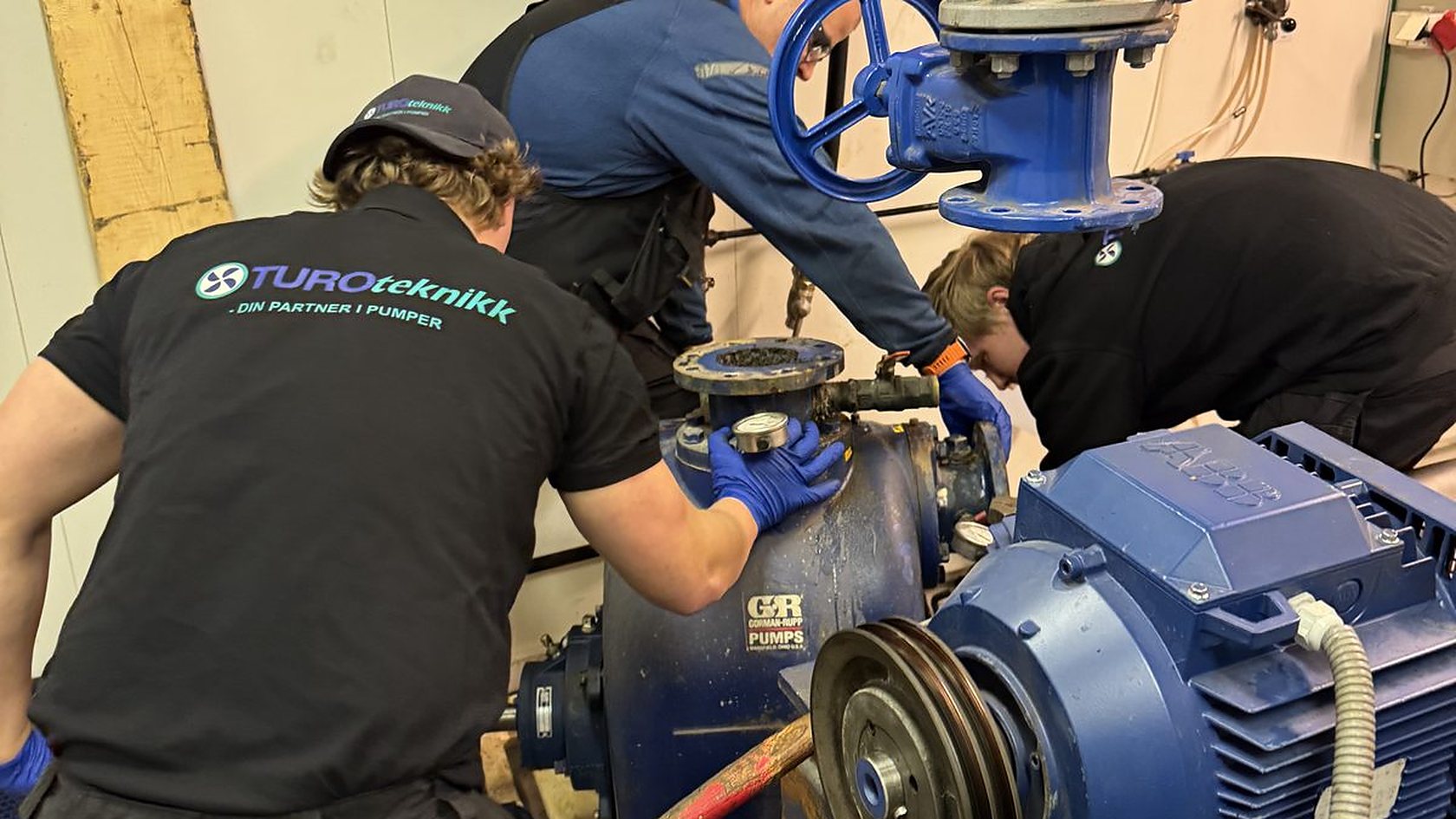 Turoteknikk technicians servicing a pump