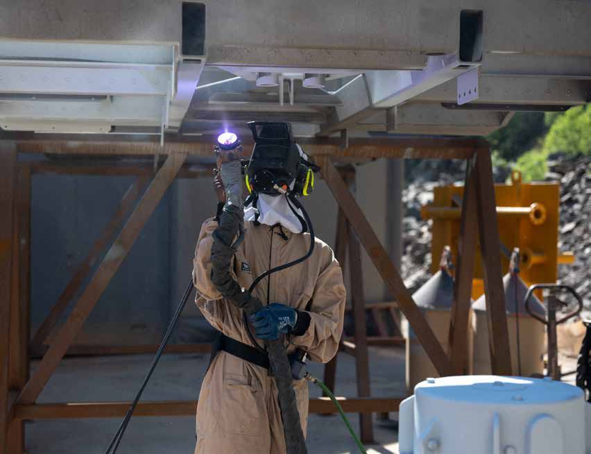 Sandblåsing av stålkonstruksjon i blåsehallen hos Tor Fasseland AS