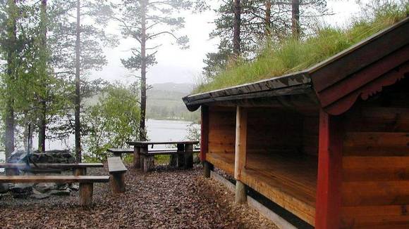 Bulia naturaktiviteter ved Prestbuvatnet med gamme og gapahuker