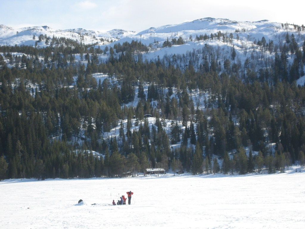 Isfiske på Frilsjøen om vinteren