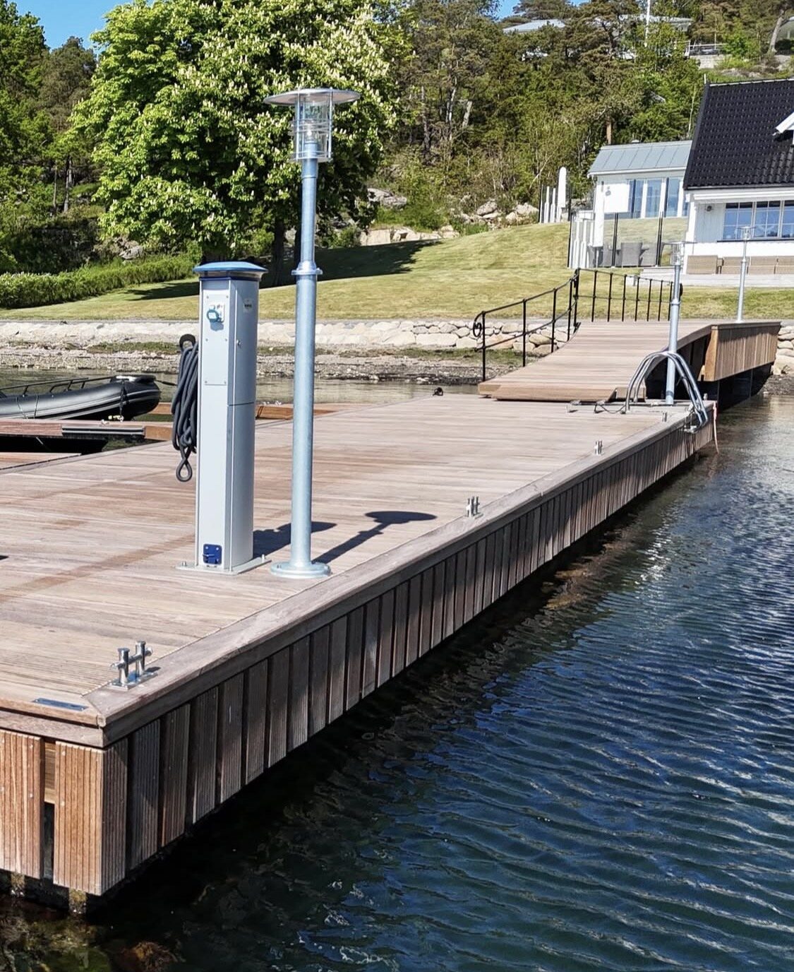 Ferdig brygge i Azobè med landgang ved Hvaler