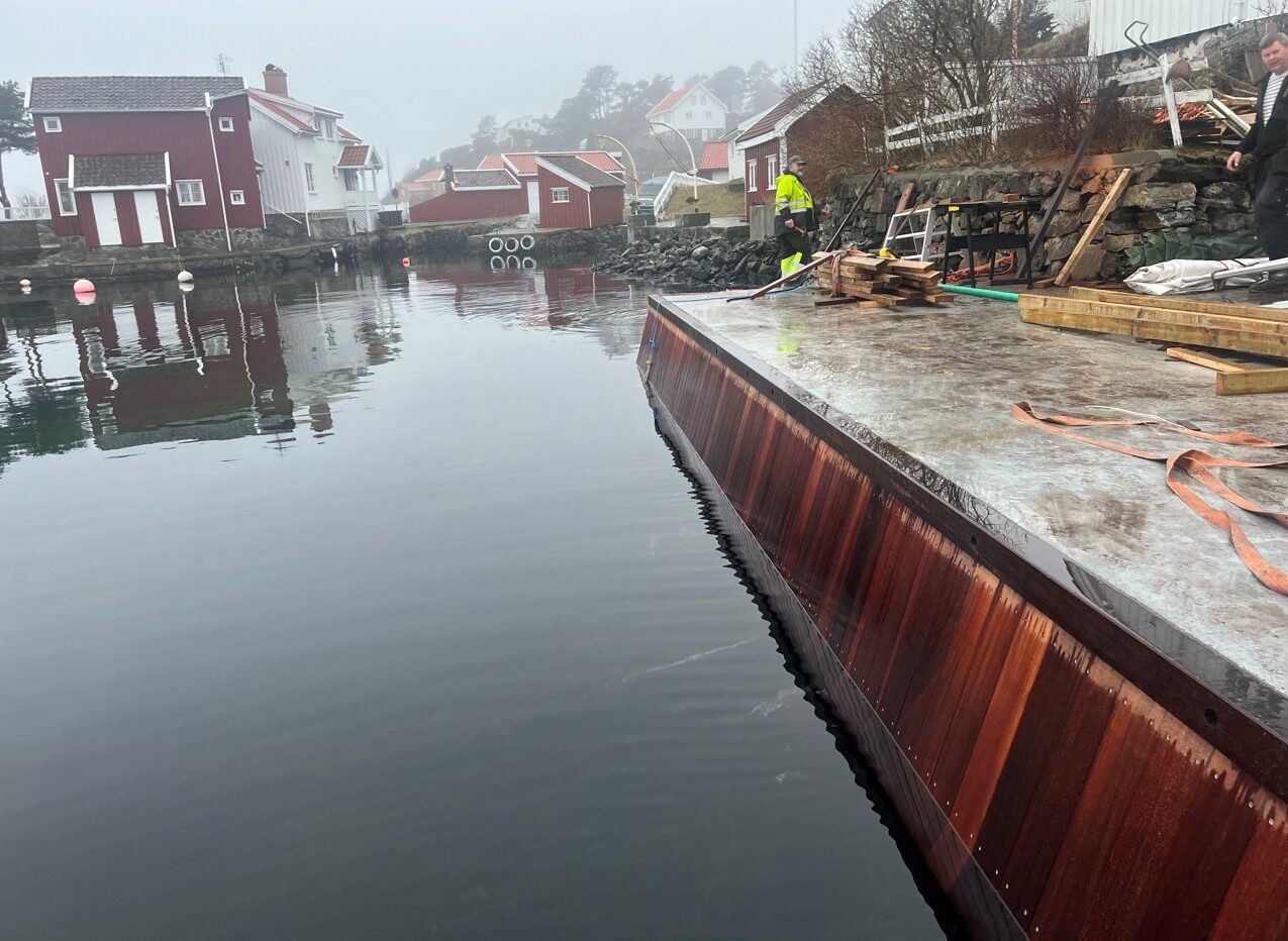 Azobè-brygge ved sjøkanten i Kragerø