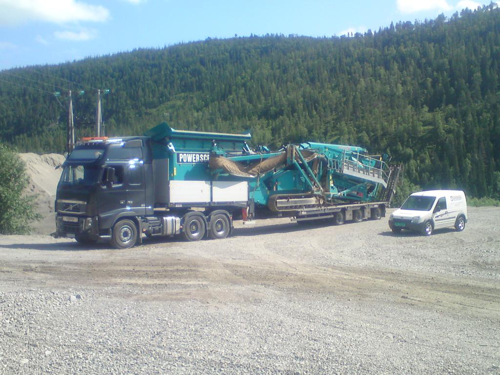 Lastebil fra Dyrendahl Transport leverer masser