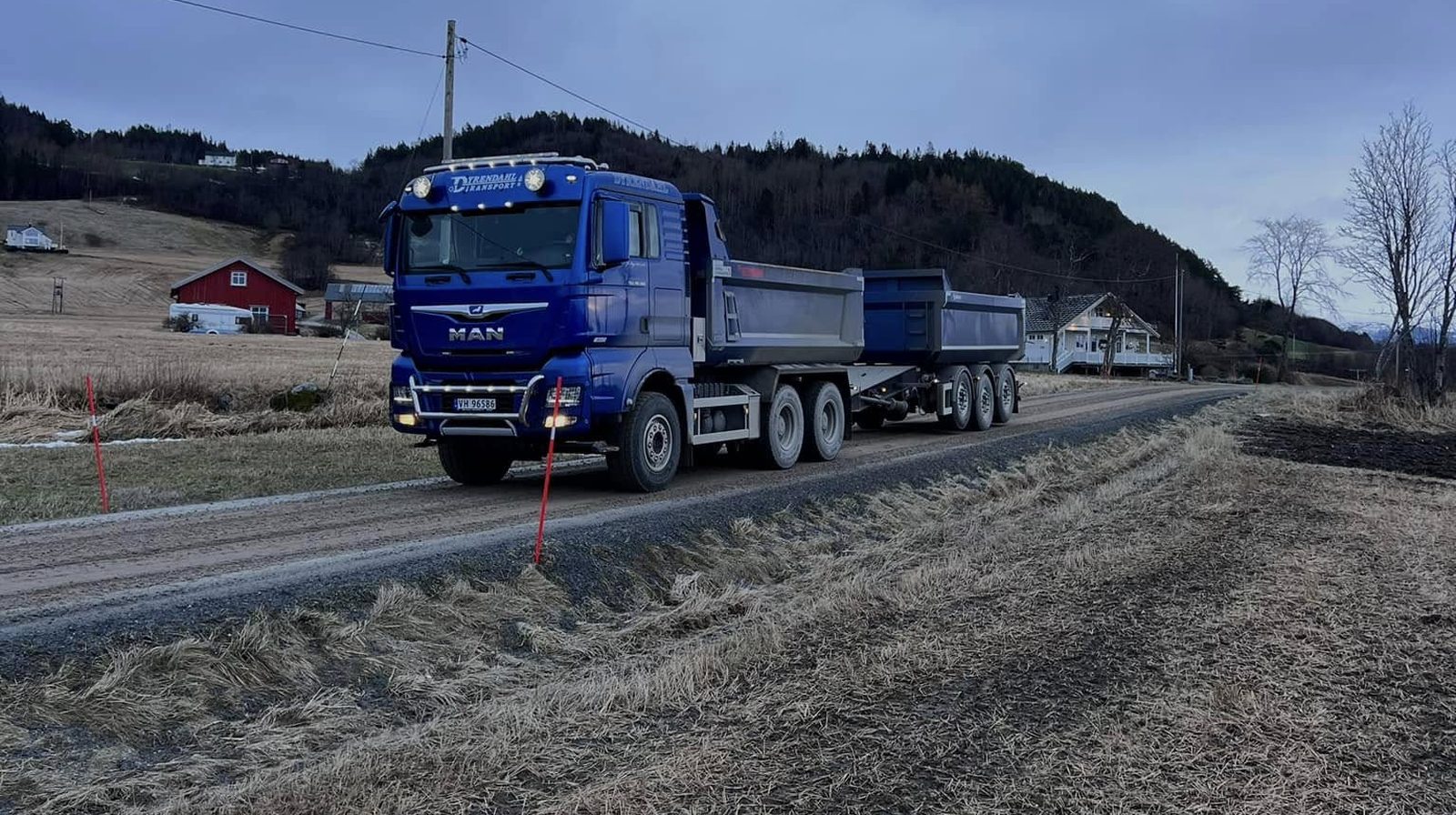 MAN lastebil med henger fra Dyrendahl Transport på grusvei i Rissa
