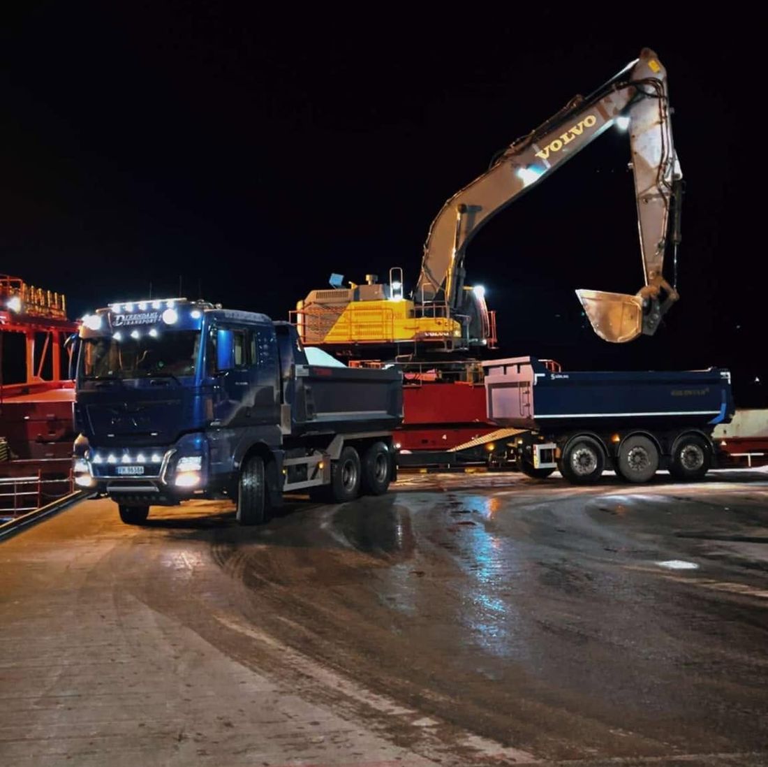 Lastebil fra Dyrendahl Transport lastes med masser av Volvo gravemaskin på kai