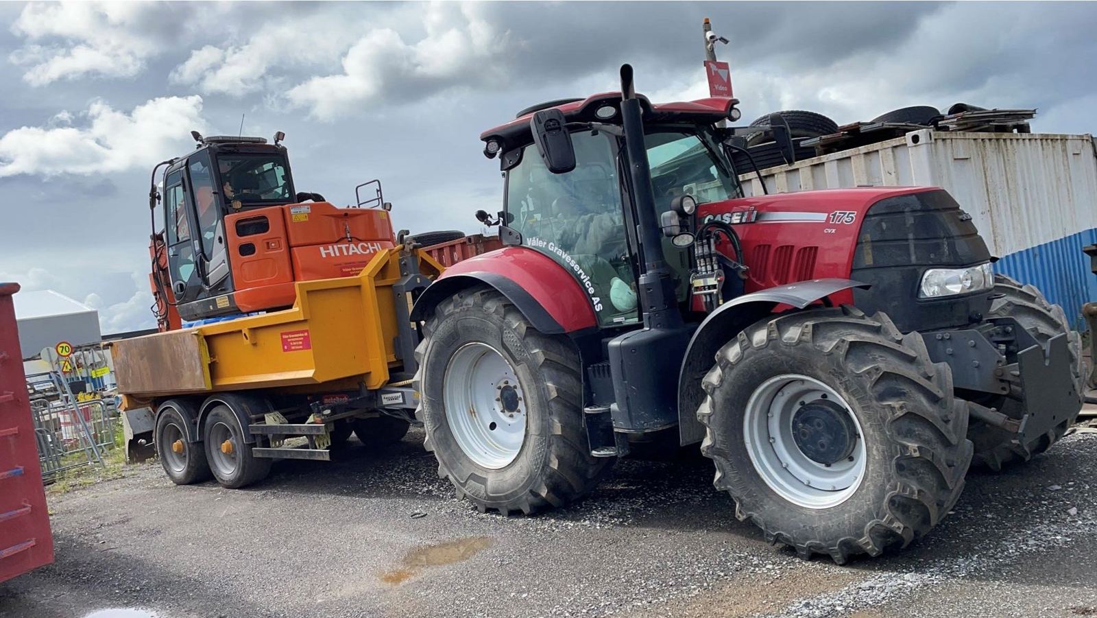 Traktor med henger og gravemaskin fra Våler Graveservice