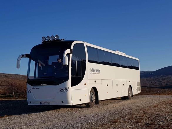 Baltos Busser – moderne buss i arktisk landskap