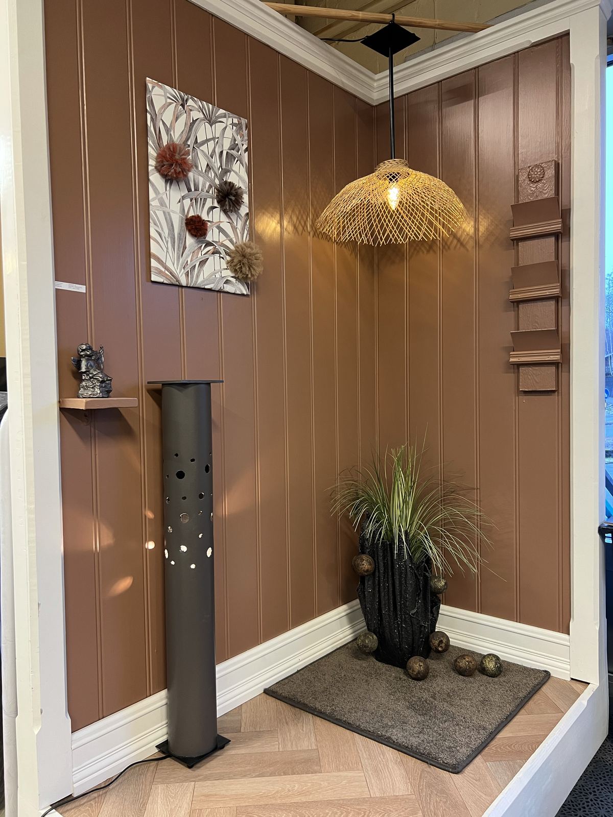 Utstilling i butikken med panelvegg og taklampe