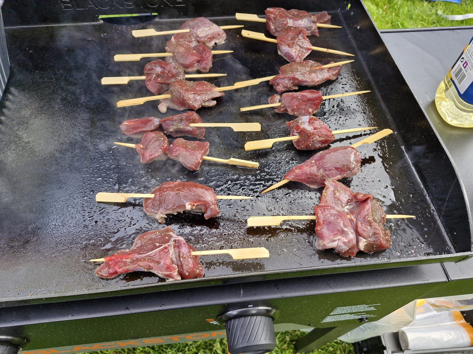 Grillspyd av vilt tilberedes på grillen av Catering Innlandet