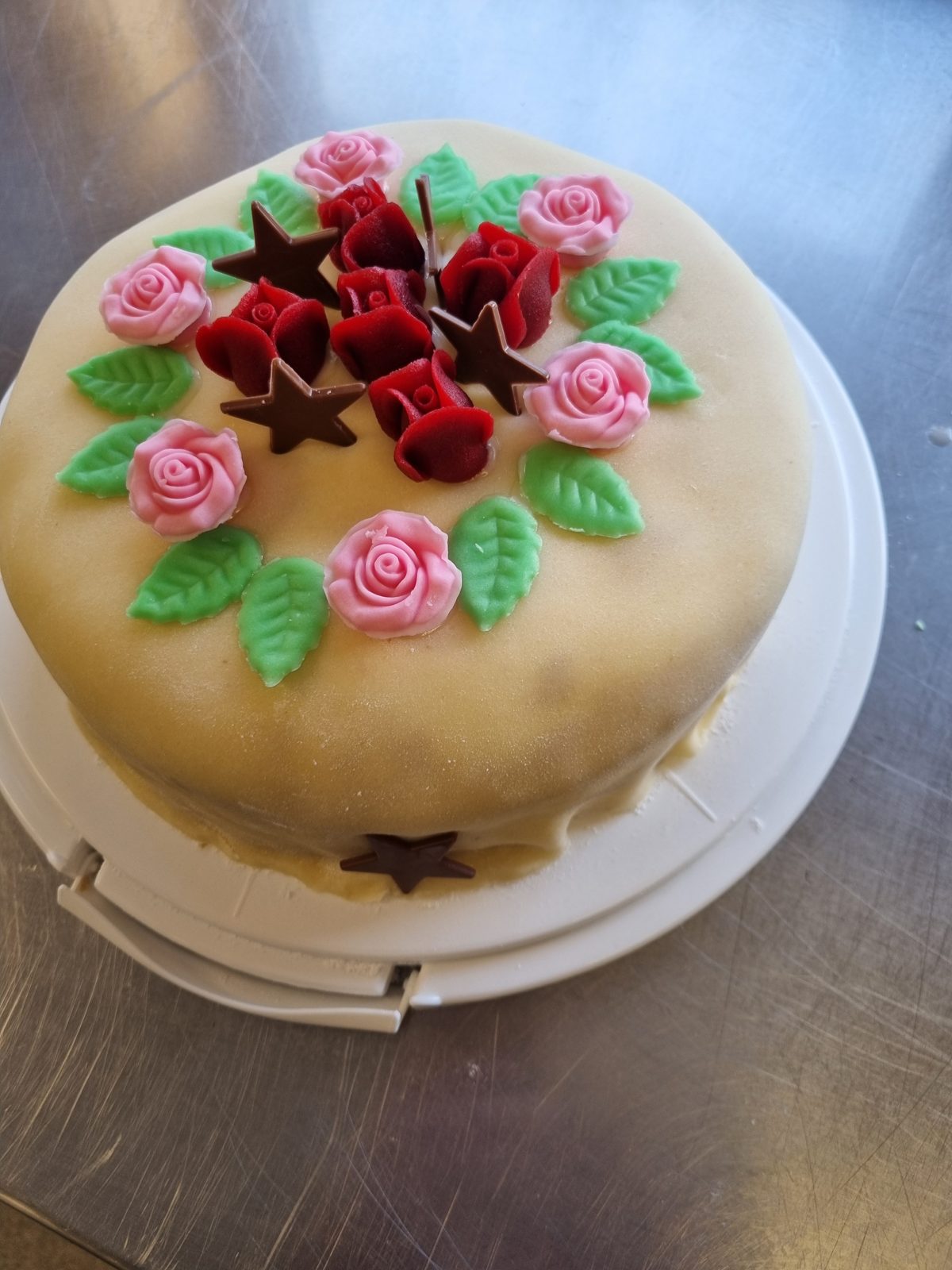Hjemmelaget marsipankake pyntet med roser og sjokoladestjerner fra Catering Innlandet