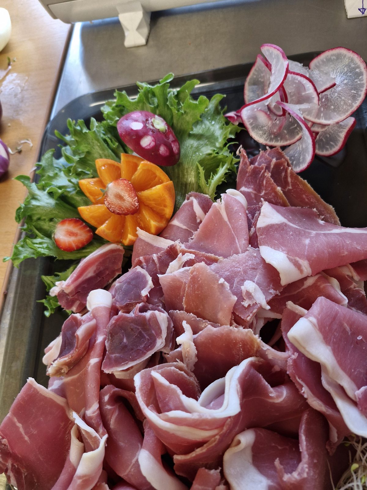 Spekematfat fra Catering Innlandet med spekeskinke, salat og pyntet garnityr