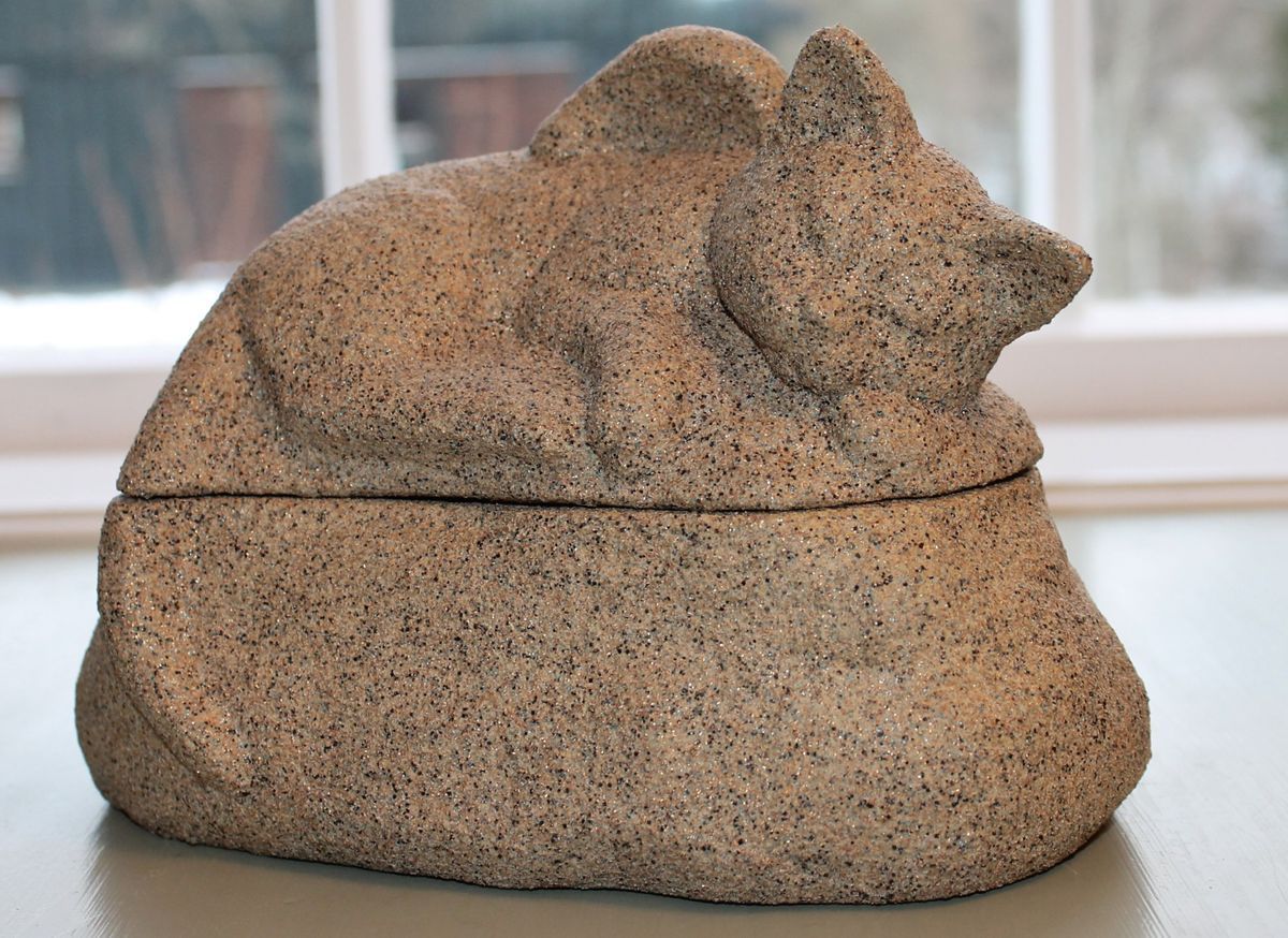 32 - Beige steinmalt katt, keramikkurne.
