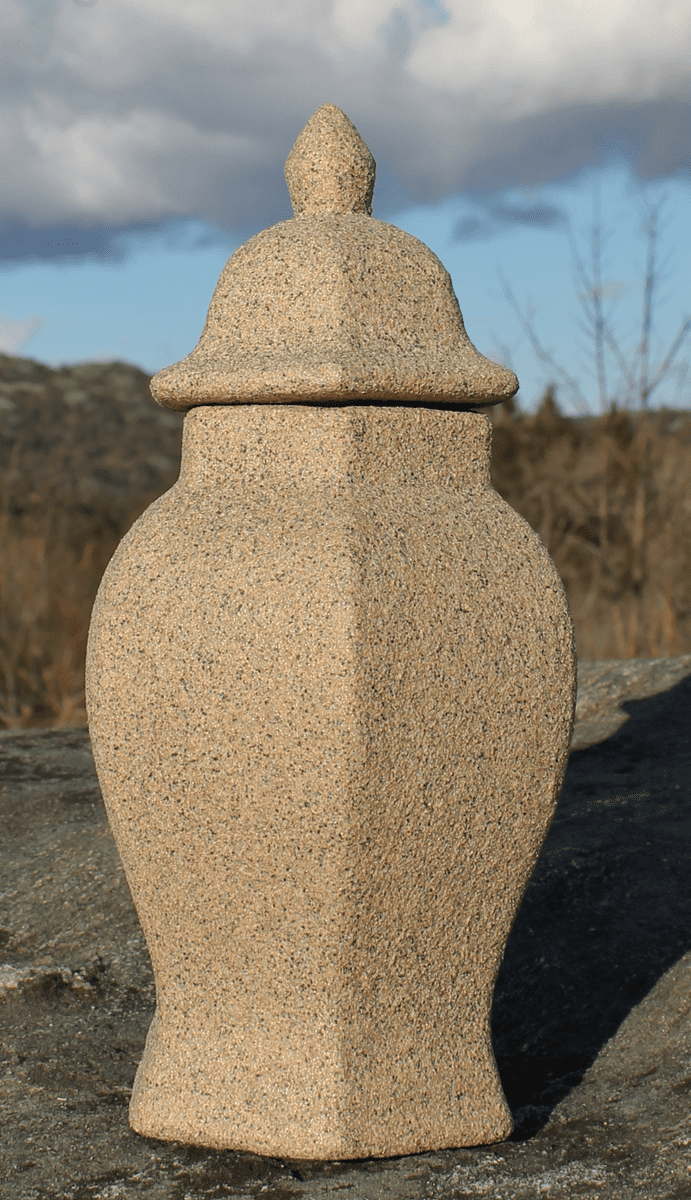 52 -Stor støpt beige steinmalt urne. 