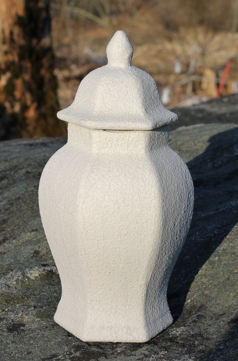 53 -Stor hvit steinmalt urne.