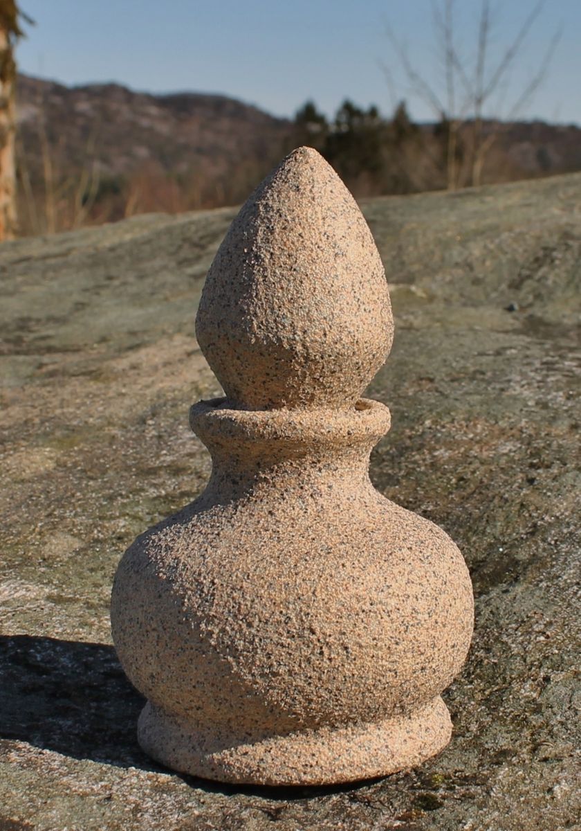 40 - Beig steinmalt liten støpt urne.