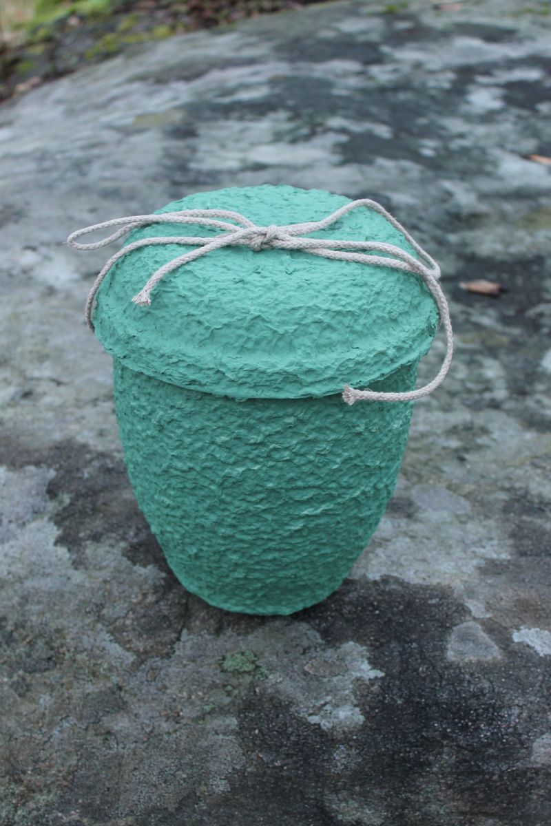 3 - Stor nedbrytbar urne for senkning av aske i sjø. Høyde 25 cm. Kr 490,-